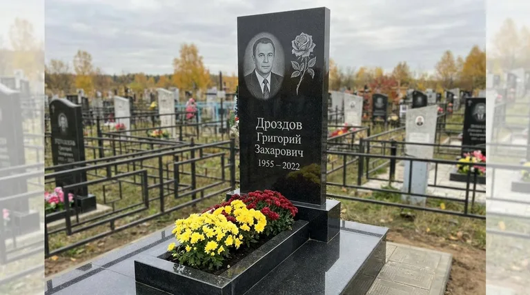 Памятник с гравировкой роз — выполненная работа «Дроздов» в Ханты-Мансийске