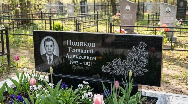 Памятник с гравировкой роз — выполненная работа «Поляков» в Ханты-Мансийске