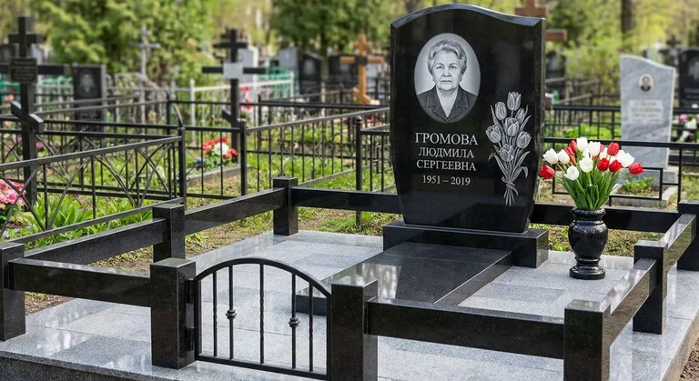 Памятник с гравировкой тюльпанов — выполненная работа «Громова» в Ханты-Мансийске