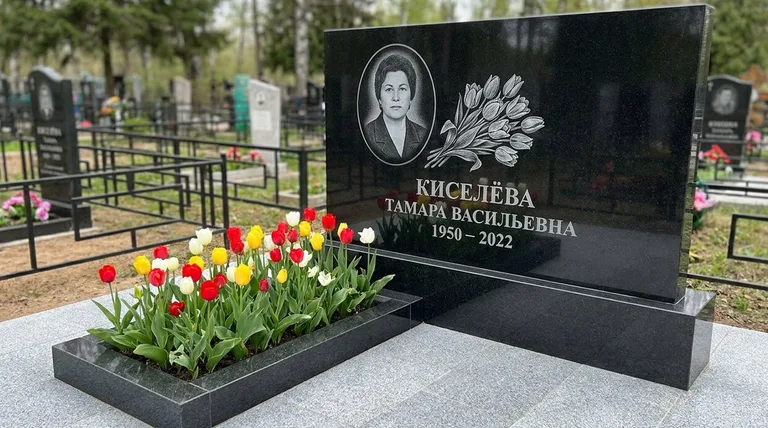Памятник с гравировкой тюльпанов — выполненная работа «Киселёва» в Ханты-Мансийске