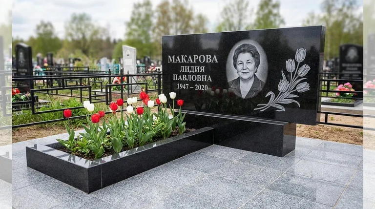 Памятник с гравировкой тюльпанов — выполненная работа «Макарова» в Ханты-Мансийске