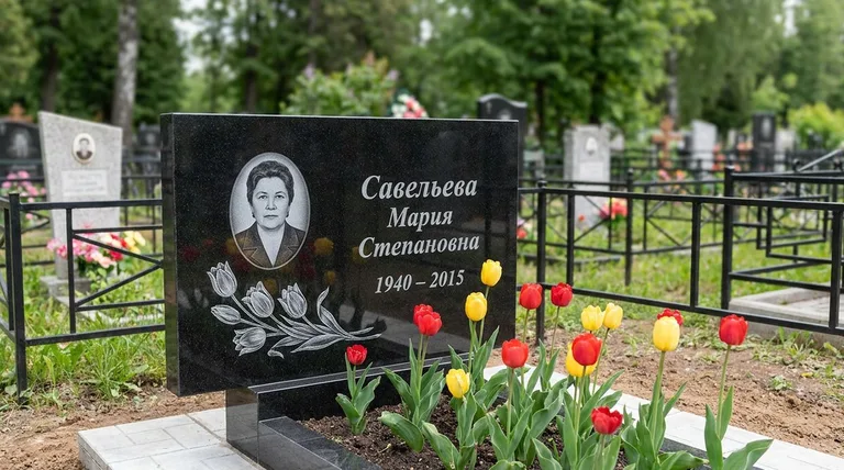 Памятник с гравировкой тюльпанов — выполненная работа «Савельева» в Ханты-Мансийске