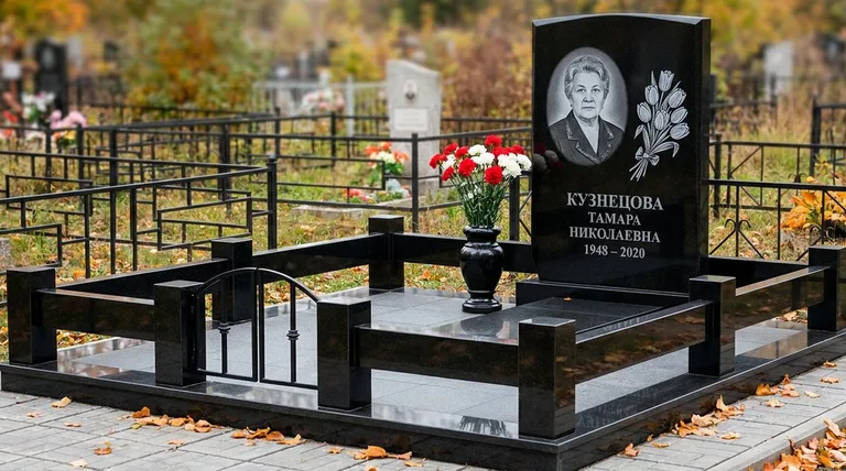 Памятник с гравировкой тюльпанов — выполненная работа «Кузнецова» в Ханты-Мансийске