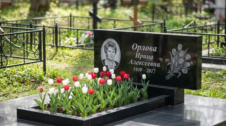 Памятник с гравировкой тюльпанов — выполненная работа «Орлова» в Ханты-Мансийске