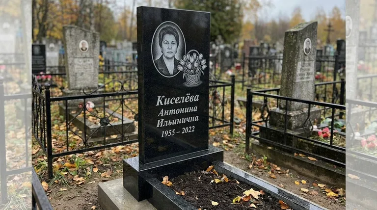 Памятник с гравировкой тюльпанов — выполненная работа «Киселёва» в Ханты-Мансийске