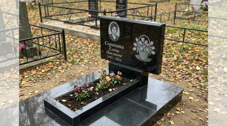 Памятник с гравировкой тюльпанов — выполненная работа «Сорокина» в Ханты-Мансийске