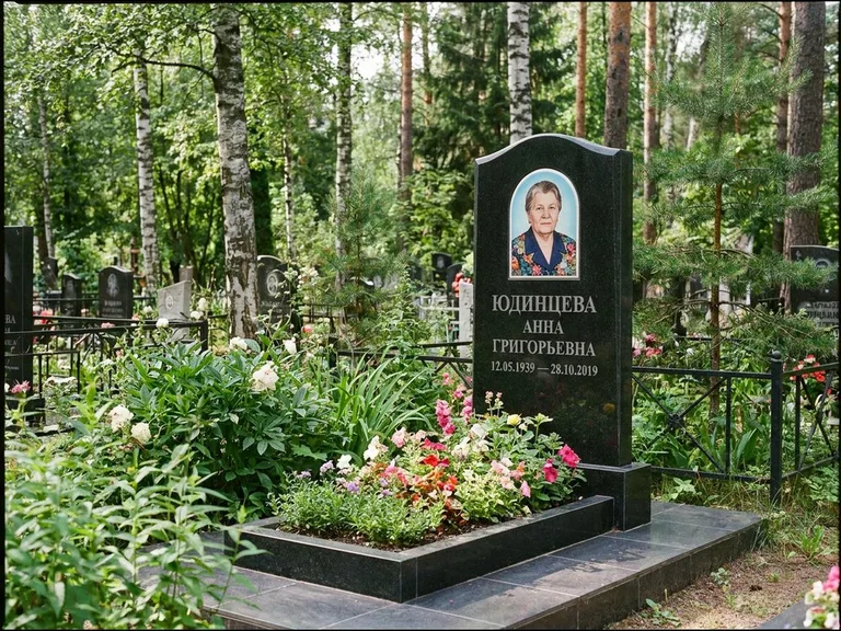 Овальный портрет на памятнике весной в Ханты-Мансийске