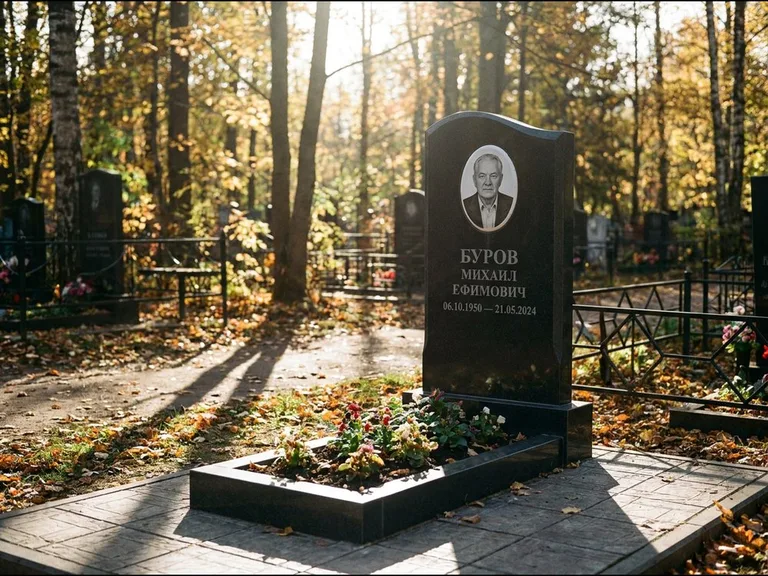 Овальный керамический портрет — установленная работа в Ханты-Мансийске