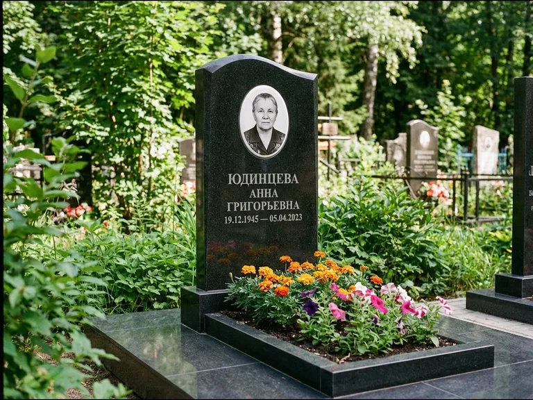 Овальный портрет на сером граните — работа «Юдинцева» в Ханты-Мансийске