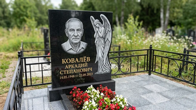 Гравировка ангела на памятник в Ханты-Мансийске — памятник из чёрного гранита с гравировкой