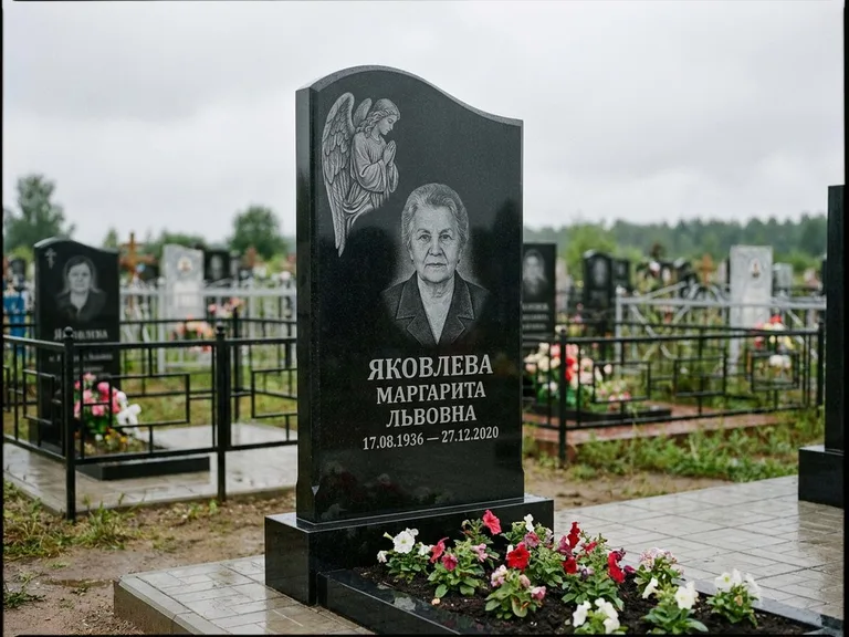 Памятник с гравировкой ангела — гравировка молящегося ангела в верхней части стелы, работа «Яковлева» в Ханты-Мансийске
