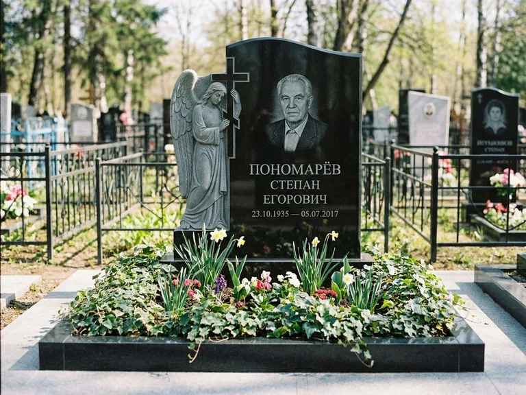 Памятник с гравировкой ангела — гравировка ангела с крестом рядом с эпитафией, работа «Пономарёв» в Ханты-Мансийске