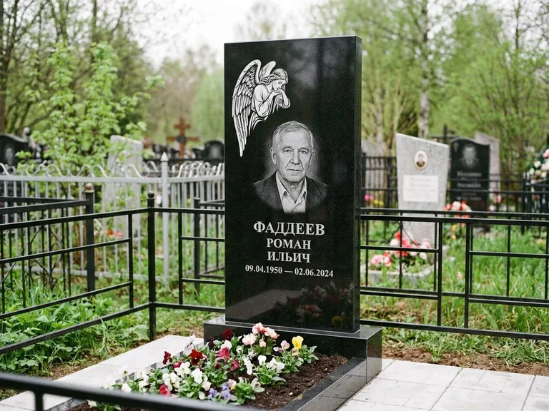 Памятник с гравировкой ангела — белая гравировка скорбящего ангела над портретом, работа «Фаддеев» в Ханты-Мансийске