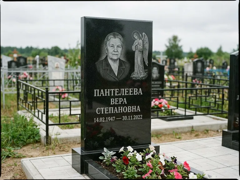 Памятник с гравировкой ангела — гравировка ангела-хранителя сбоку от портрета, работа «Пантелеева» в Ханты-Мансийске