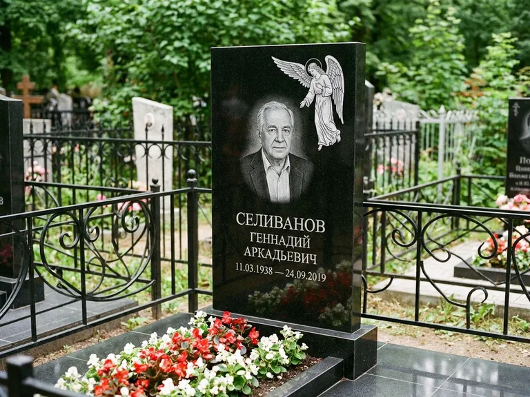 Памятник с гравировкой ангела — белая гравировка скорбящего ангела над портретом, работа «Селиванов» в Ханты-Мансийске
