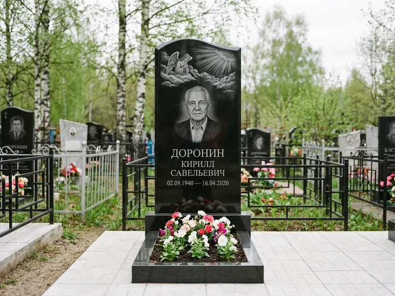 Памятник с гравировкой ангела — гравировка ангела в облаках с лучами над портретом, работа «Доронин» в Ханты-Мансийске