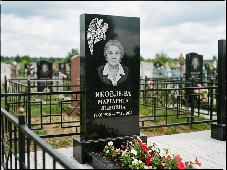 Памятник с гравировкой ангела — белая гравировка скорбящего ангела над портретом, работа «Яковлева» в Ханты-Мансийске