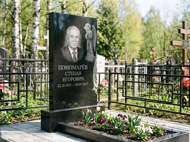 Памятник с гравировкой ангела — гравировка ангела-хранителя сбоку от портрета, работа «Пономарёв» в Ханты-Мансийске