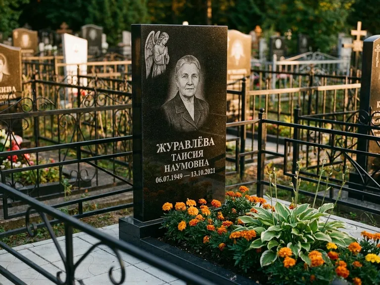 Памятник с гравировкой ангела — гравировка молящегося ангела в верхней части стелы, работа «Журавлёва» в Ханты-Мансийске