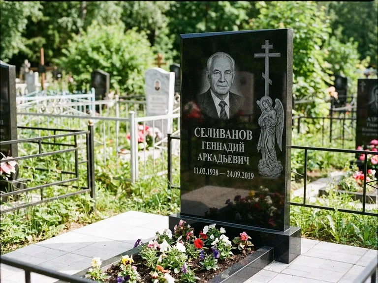Памятник с гравировкой ангела — гравировка ангела с крестом рядом с эпитафией, работа «Селиванов» в Ханты-Мансийске