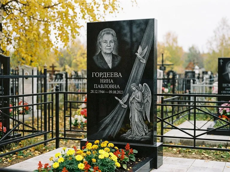 Памятник с гравировкой ангела — гравировка ангела с голубем по диагонали стелы, работа «Гордеева» в Ханты-Мансийске