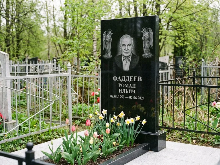 Памятник с гравировкой ангела — гравировка двух ангелов по сторонам портрета, работа «Фаддеев» в Ханты-Мансийске