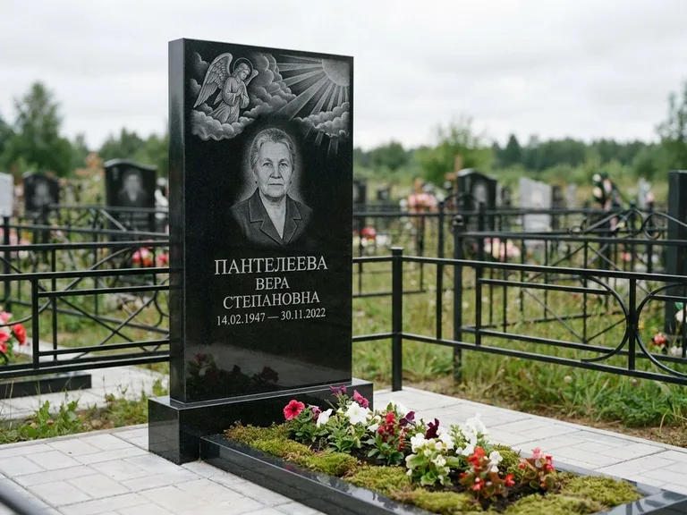 Памятник с гравировкой ангела — гравировка ангела в облаках с лучами над портретом, работа «Пантелеева» в Ханты-Мансийске