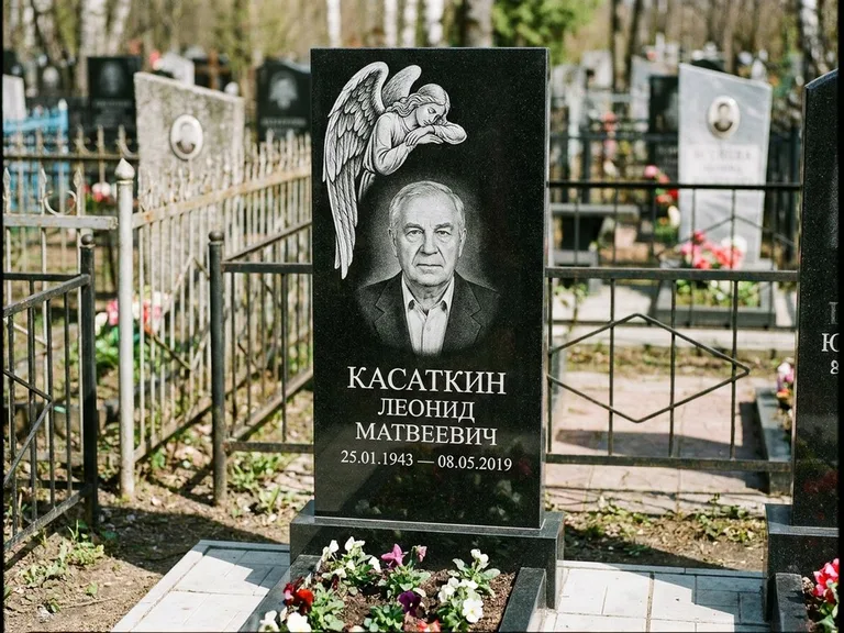 Памятник с гравировкой ангела — белая гравировка скорбящего ангела над портретом, работа «Касаткин» в Ханты-Мансийске