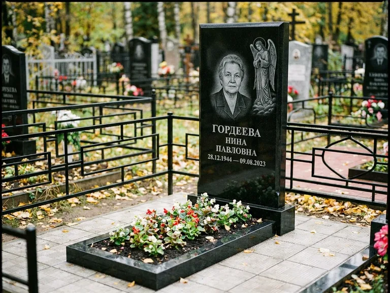 Памятник с гравировкой ангела — гравировка ангела-хранителя сбоку от портрета, работа «Гордеева» в Ханты-Мансийске