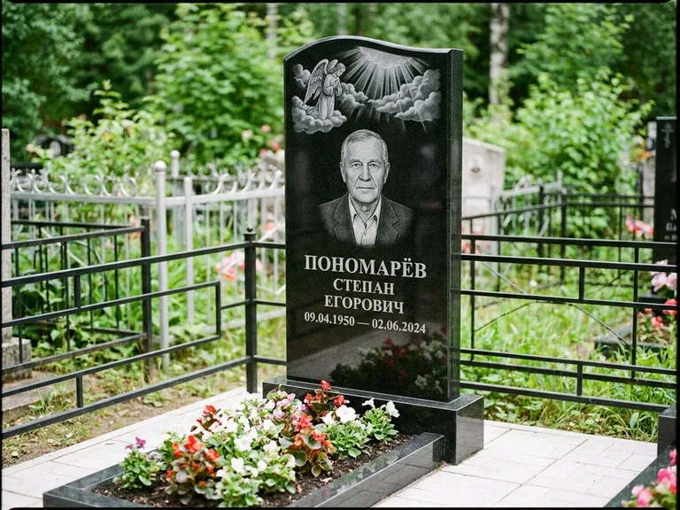 Памятник с гравировкой ангела — гравировка ангела-хранителя сбоку от портрета, работа «Лобанова» в Ханты-Мансийске