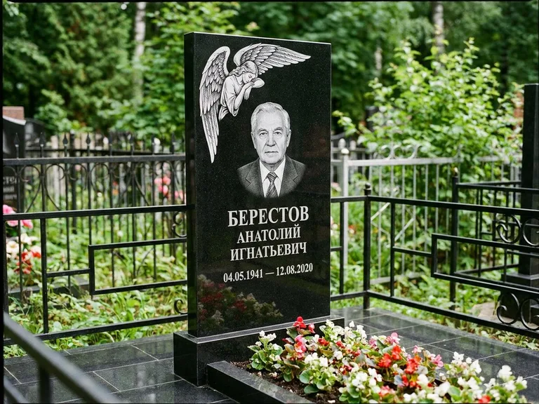 Памятник с гравировкой ангела — гравировка молящегося ангела в верхней части стелы, работа «Свиридов» в Ханты-Мансийске