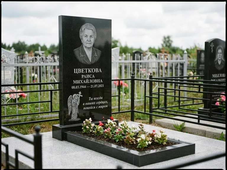 Памятник с гравировкой ангела — гравировка двух ангелов по сторонам портрета, работа «Яковлева» в Ханты-Мансийске