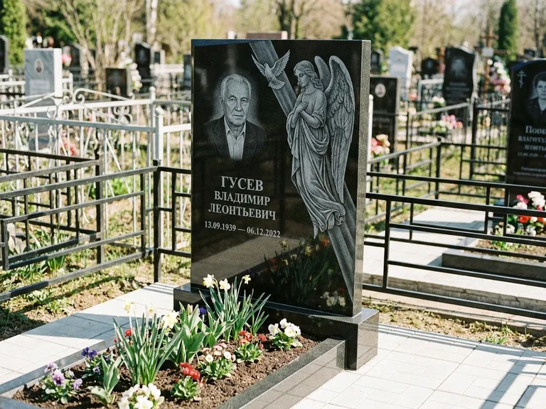 Памятник с гравировкой ангела — гравировка ангела в облаках с лучами над портретом, работа «Пономарёв» в Ханты-Мансийске