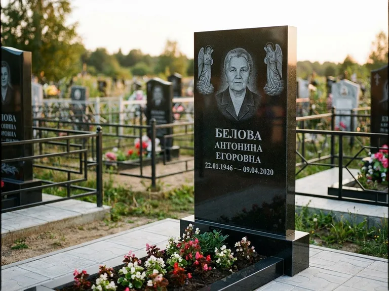 Памятник с гравировкой ангела — белая гравировка скорбящего ангела над портретом, работа «Журавлёва» в Ханты-Мансийске