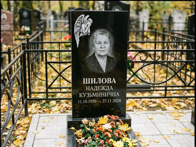 Памятник с гравировкой ангела — гравировка молящегося ангела в верхней части стелы, работа «Гордеева» в Ханты-Мансийске
