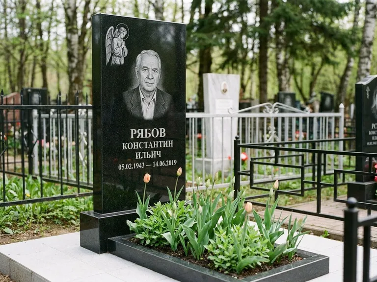 Памятник с гравировкой ангела — гравировка ангела с крестом рядом с эпитафией, работа «Фаддеев» в Ханты-Мансийске