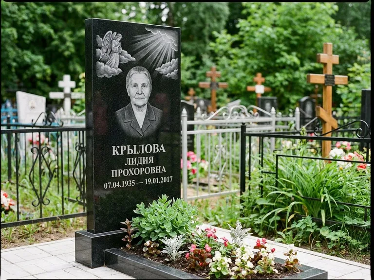 Памятник с гравировкой ангела — гравировка ангела в облаках с лучами над портретом, работа «Лобанова» в Ханты-Мансийске