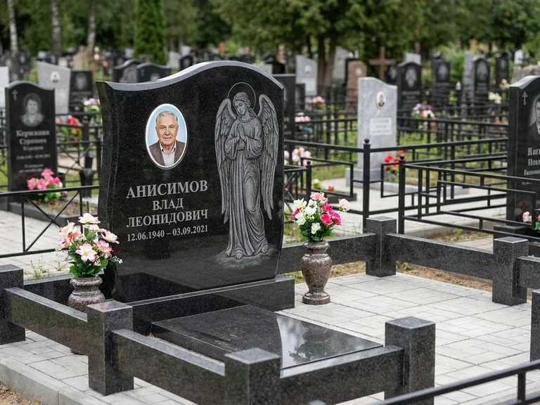 Памятник с гравировкой ангела — белая гравировка скорбящего ангела над портретом, работа «Свиридов» в Ханты-Мансийске