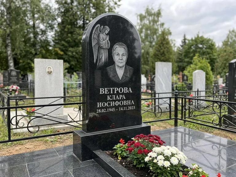 Памятник с гравировкой ангела — гравировка ангела-хранителя сбоку от портрета, работа «Игнатова» в Ханты-Мансийске