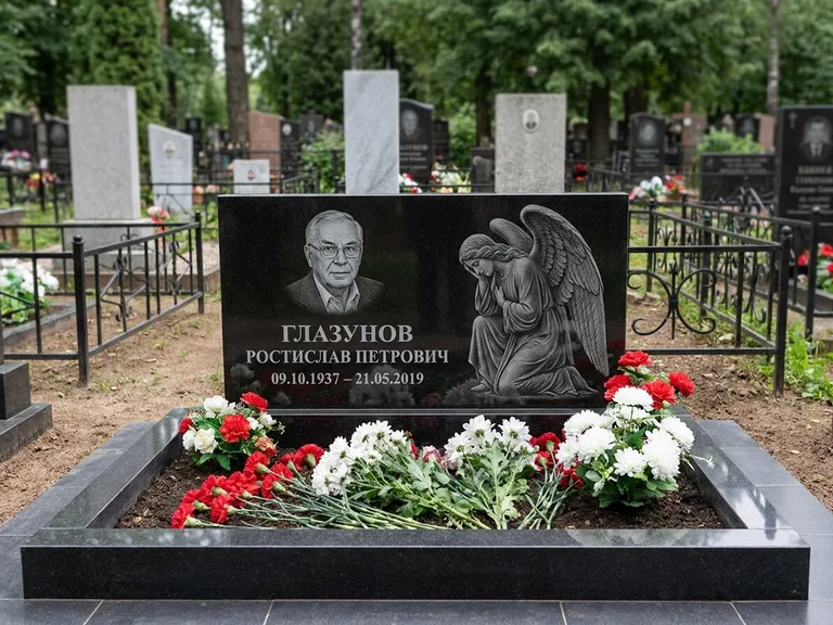 Памятник с гравировкой ангела — гравировка молящегося ангела в верхней части стелы, работа «Доронин» в Ханты-Мансийске