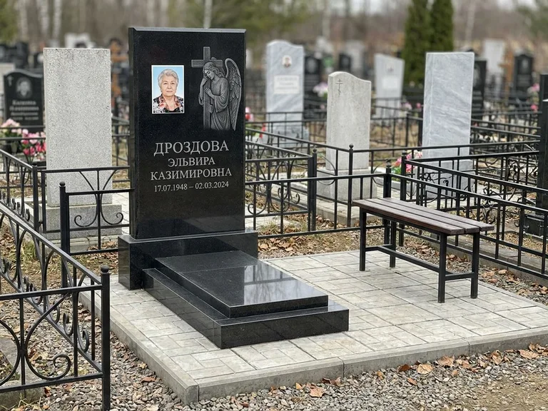 Памятник с гравировкой ангела — гравировка ангела с крестом рядом с эпитафией, работа «Яковлева» в Ханты-Мансийске