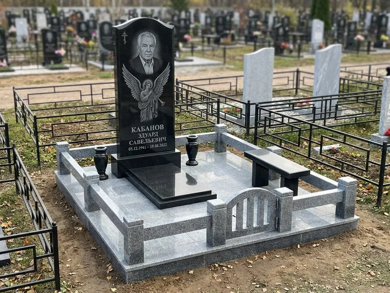 Памятник с гравировкой ангела — гравировка ангела с голубем по диагонали стелы, работа «Пономарёв» в Ханты-Мансийске