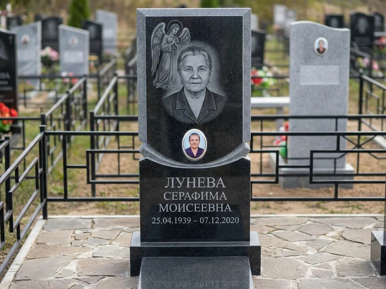 Памятник с гравировкой ангела — гравировка двух ангелов по сторонам портрета, работа «Журавлёва» в Ханты-Мансийске