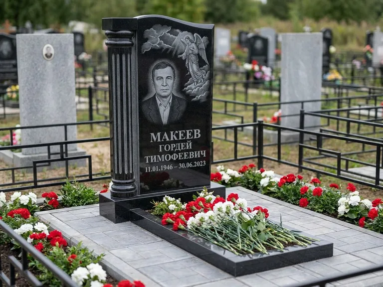 Памятник с гравировкой ангела — гравировка ангела в облаках с лучами над портретом, работа «Селиванов» в Ханты-Мансийске