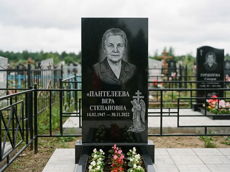 Памятник с гравировкой ангела — гравировка ангела с крестом рядом с эпитафией, работа «Пантелеева» в Ханты-Мансийске