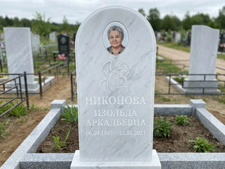 Памятник с гравировкой ангела — белая гравировка скорбящего ангела над портретом, работа «Гордеева» в Ханты-Мансийске