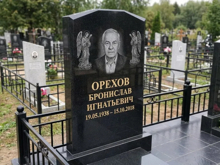 Памятник с гравировкой ангела — гравировка ангела-хранителя сбоку от портрета, работа «Фаддеев» в Ханты-Мансийске