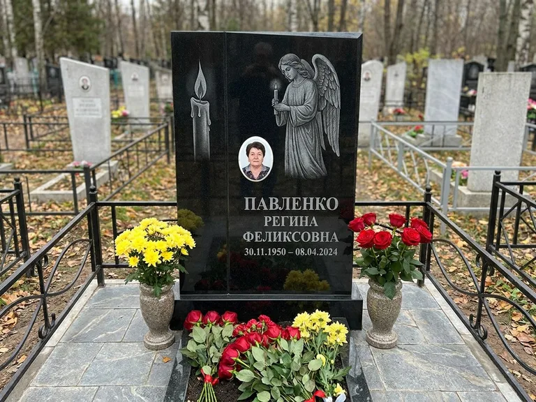Памятник с гравировкой ангела — гравировка молящегося ангела в верхней части стелы, работа «Пантелеева» в Ханты-Мансийске
