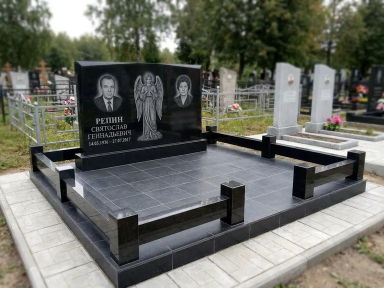 Памятник с гравировкой ангела — гравировка ангела с крестом рядом с эпитафией, работа «Касаткин» в Ханты-Мансийске