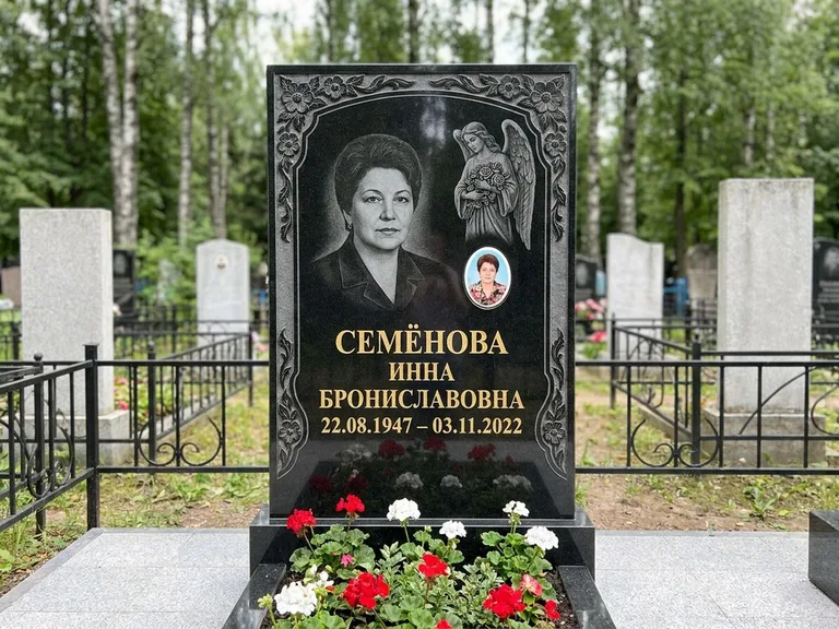 Памятник с гравировкой ангела — гравировка ангела с голубем по диагонали стелы, работа «Лобанова» в Ханты-Мансийске